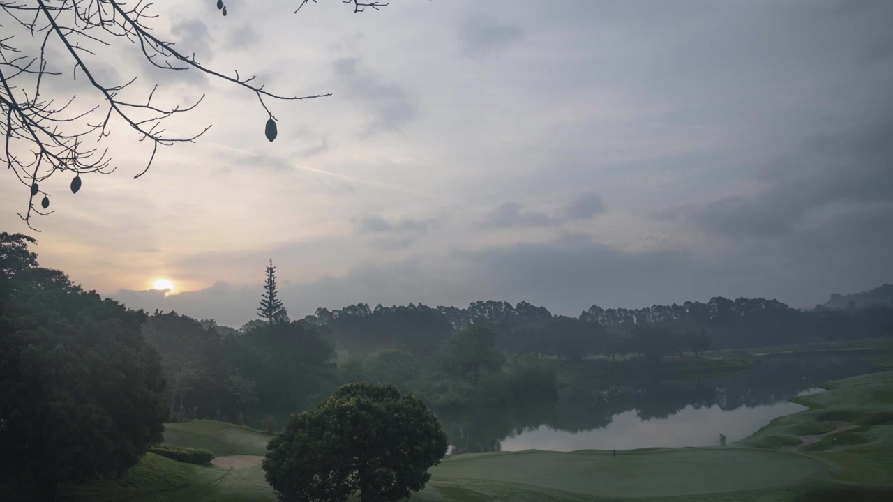 清晨朝霞延时，东莞高尔夫球场自然风光视频素材