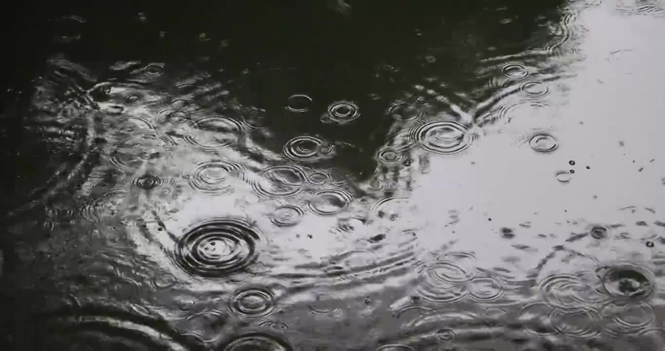 雨水雨滴落在湖面溅起水花波纹视频素材