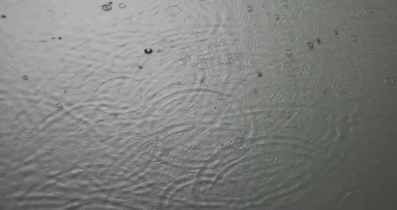 雨水雨滴落在湖面溅起水花波纹视频素材