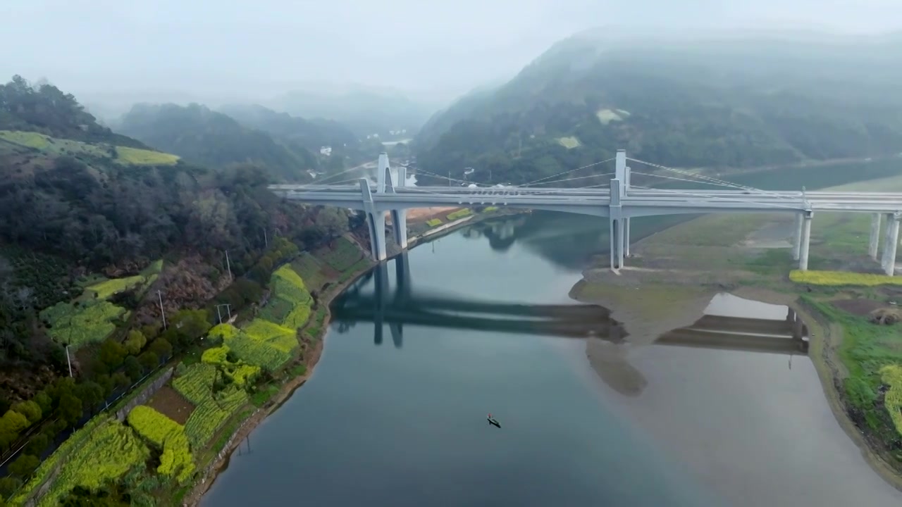 航拍安徽新安江山水画廊春天早晨风光视频素材