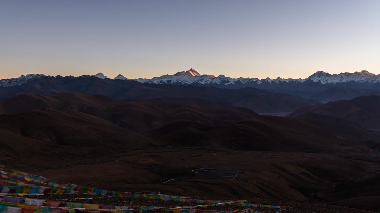 西藏宣传片日喀则加乌拉山口8000m雪山日落日照金山延时摄影视频下载