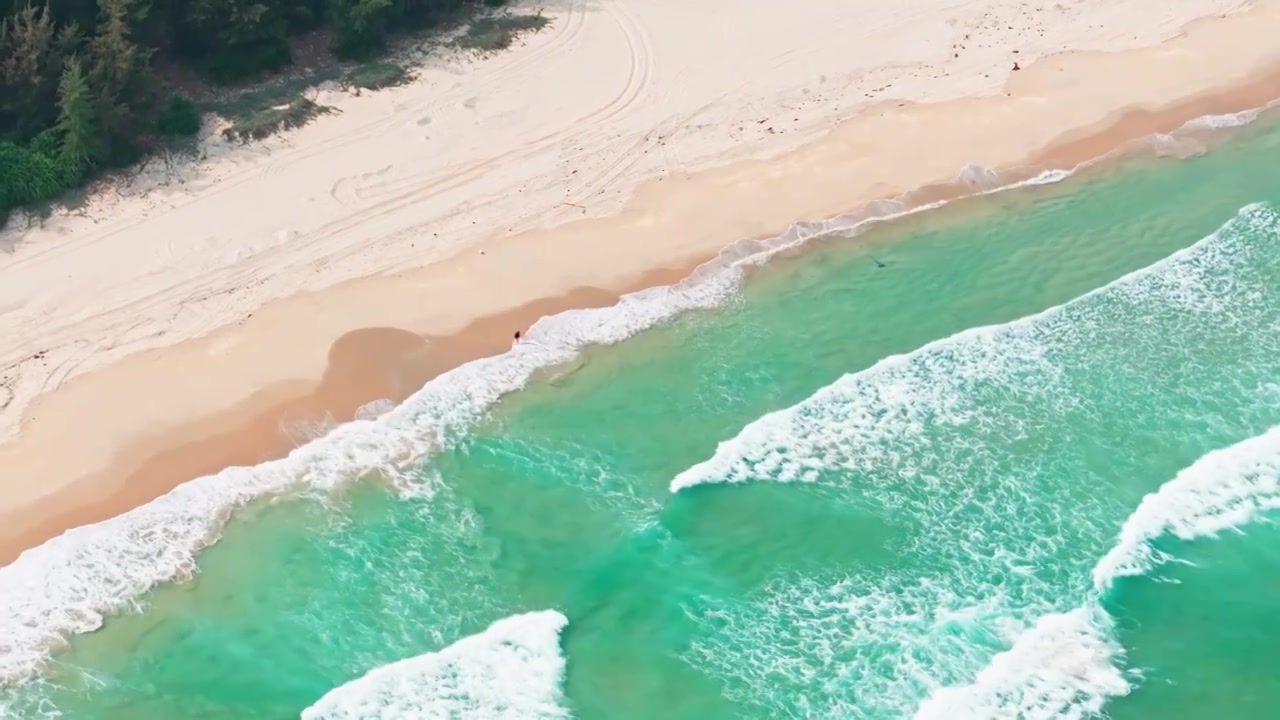 航拍海南万宁新群湾海岸线白昼风光视频素材