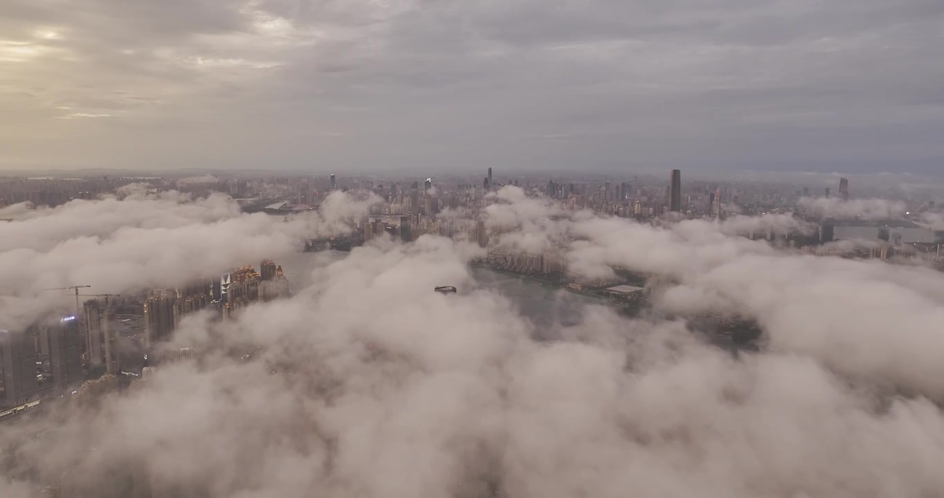 航拍雨后的武汉云海视频下载