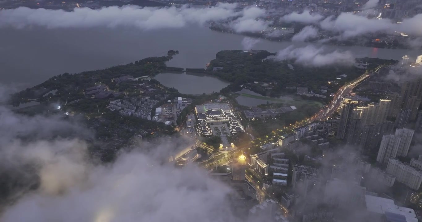 云端俯瞰夜色中的武汉东湖和湖北省博物馆视频素材