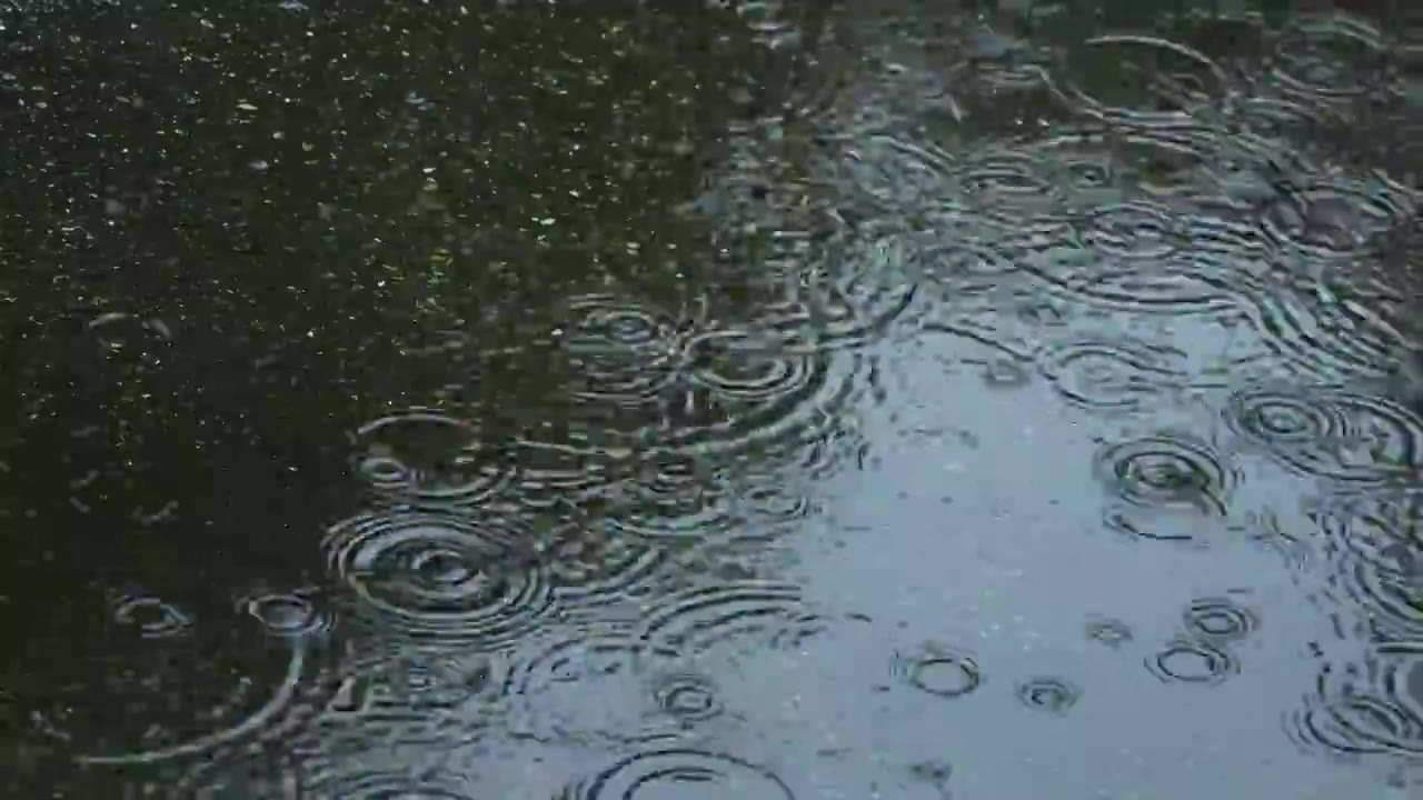 下雨天路面积水雨水落下的波纹视频素材