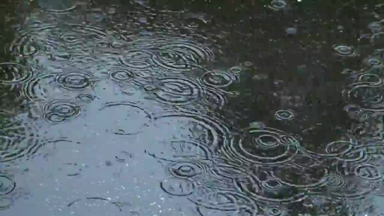 下雨天城市街道雨水雨滴的波纹视频素材