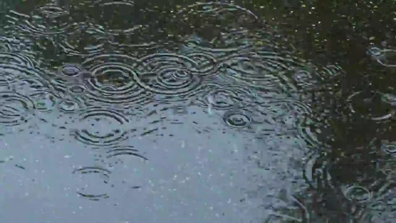 下雨天城市街道雨水雨滴的水花波纹视频素材