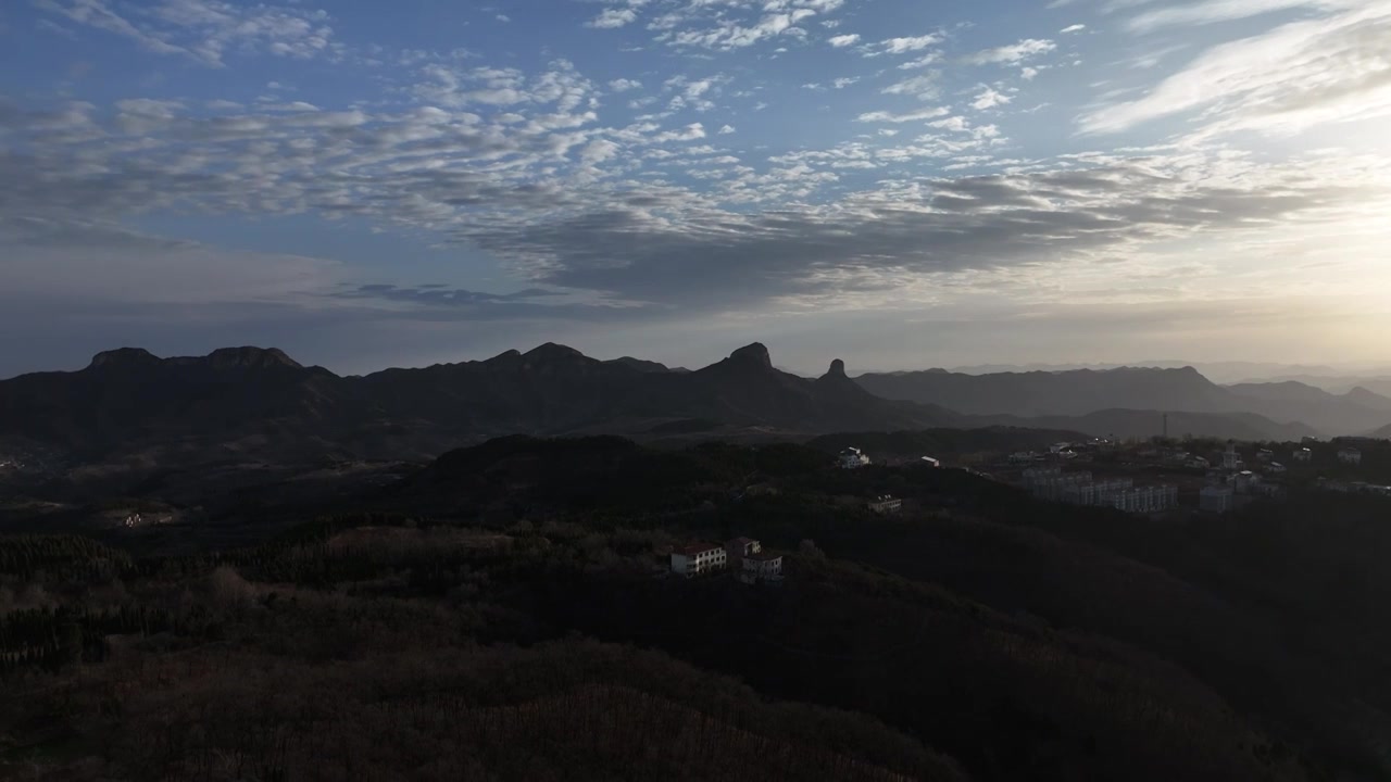 航拍春季群山连绵的日出视频素材