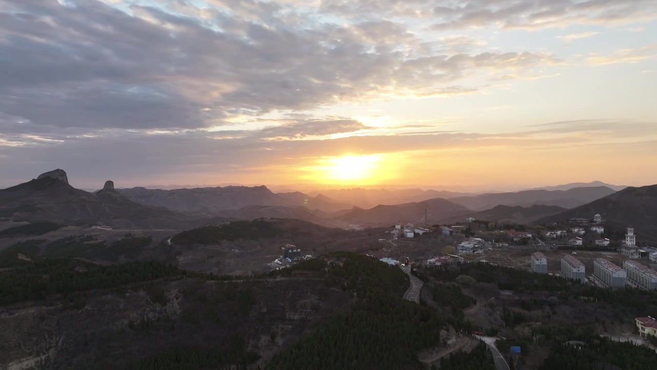 航拍春季群山连绵的日出视频素材