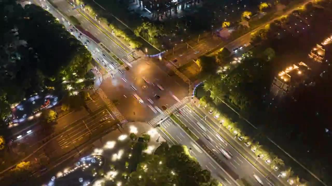 夜晚里的苏州工业园区星湖街与现代大道的城市道路汽车车流航拍延时视频素材