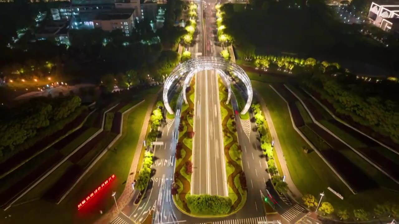 夜晚里的苏州工业园区星湖街与独墅湖大道的城市道路汽车车流航拍延时视频素材