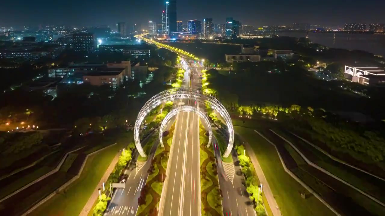 夜晚里的苏州工业园区星湖街与独墅湖大道的城市道路汽车车流航拍延时视频素材