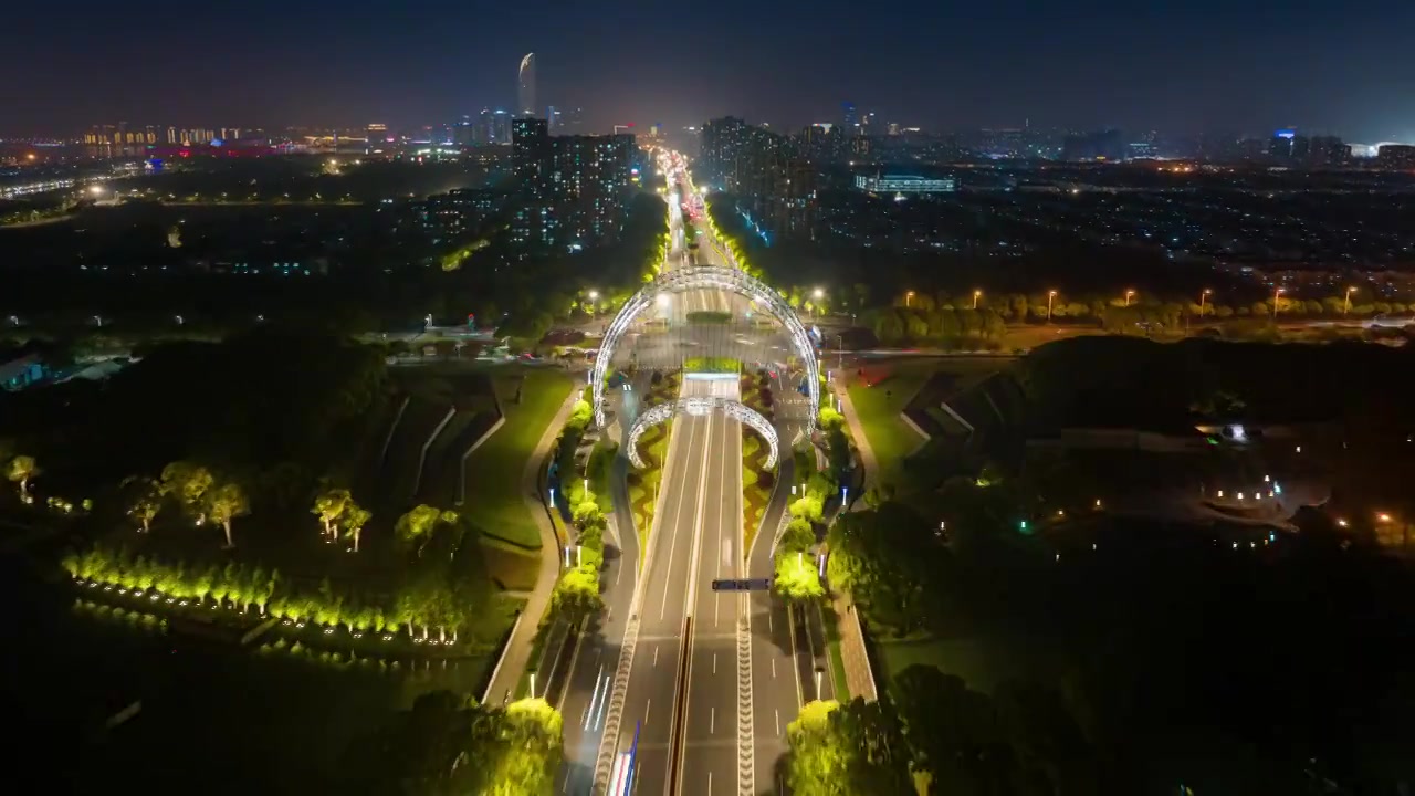 夜晚里的苏州工业园区星湖街与独墅湖大道的城市道路汽车车流航拍延时视频素材