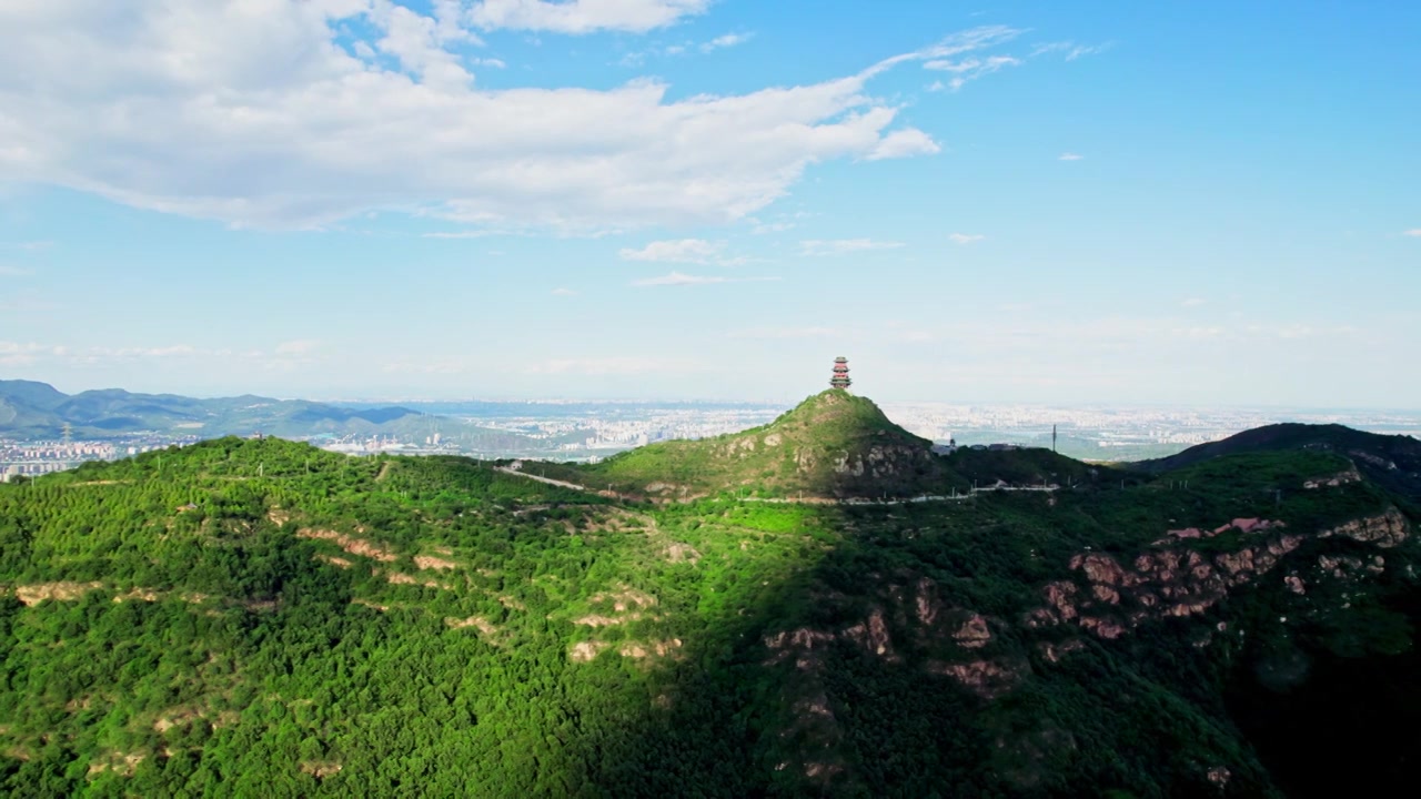 阳光照亮北京定都阁山顶视频素材