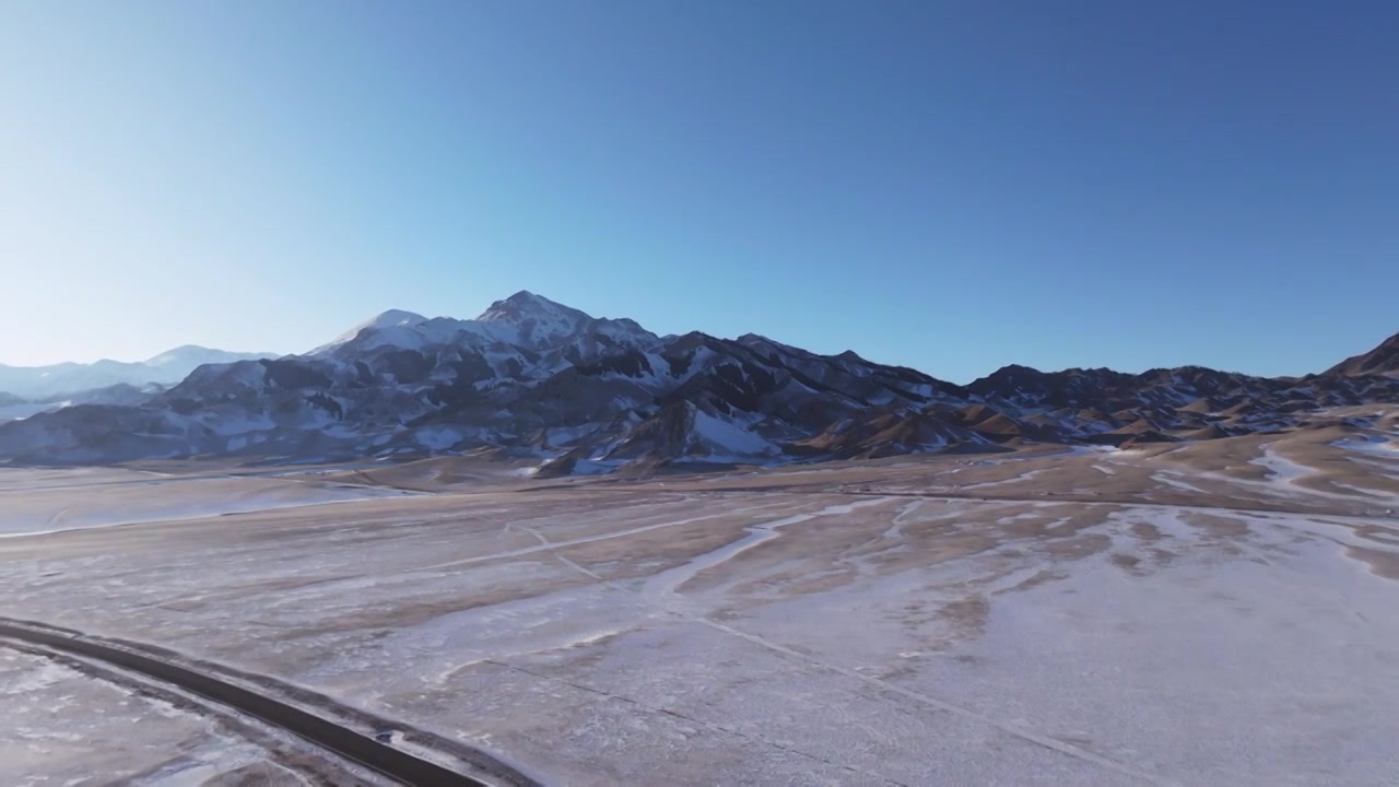 航拍冬季新疆赛里木湖夕阳雪山纹理日照金山视频素材