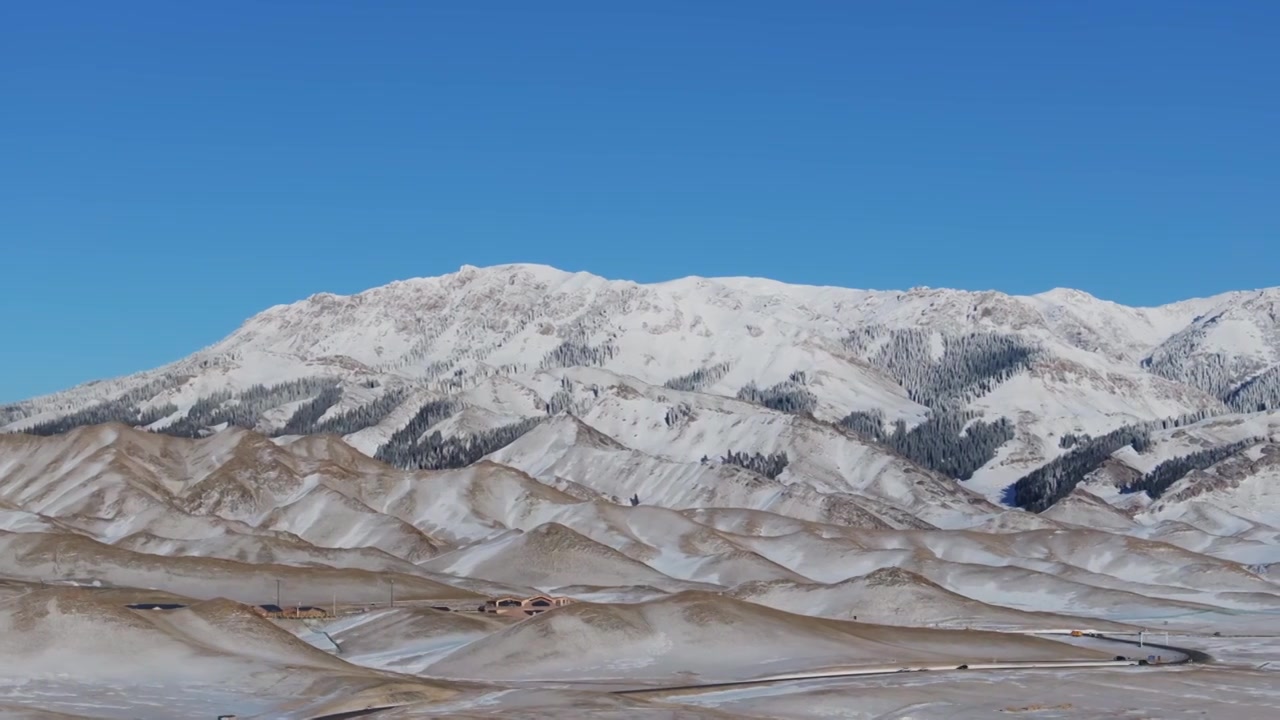 航拍冬季新疆赛里木湖夕阳雪山纹理日照金山视频素材