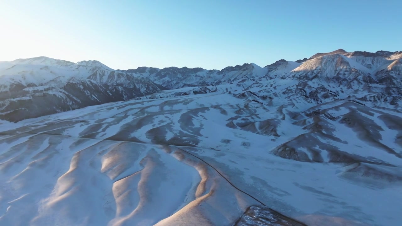 航拍冬季新疆赛里木湖夕阳雪山纹理日照金山视频素材