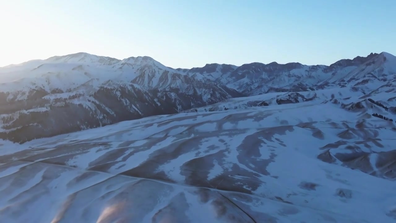 航拍冬季新疆赛里木湖夕阳雪山纹理日照金山视频素材