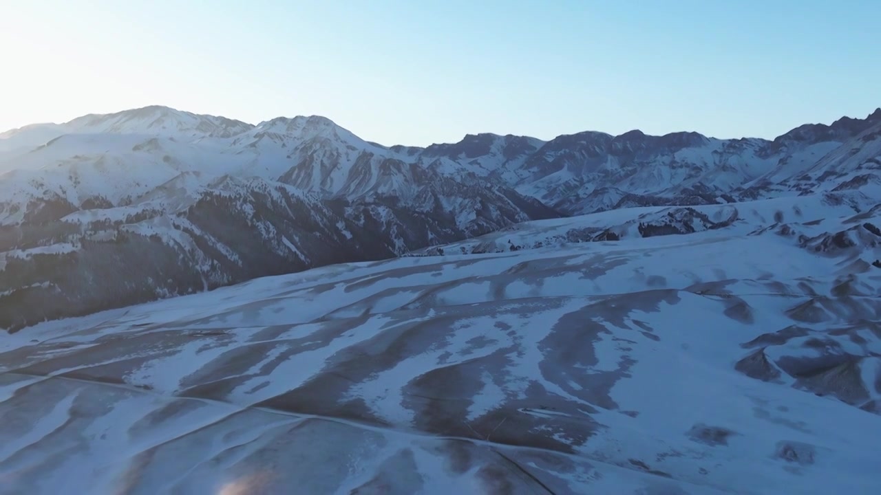 航拍冬季新疆赛里木湖夕阳雪山纹理日照金山视频素材