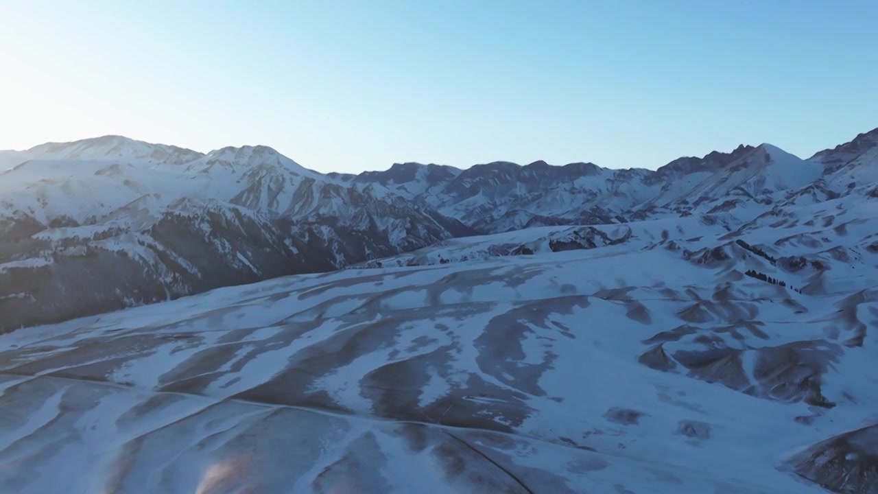 航拍冬季新疆赛里木湖夕阳雪山纹理日照金山视频素材