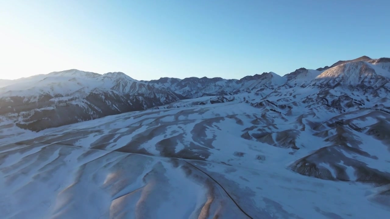 航拍冬季新疆赛里木湖夕阳雪山纹理日照金山视频素材