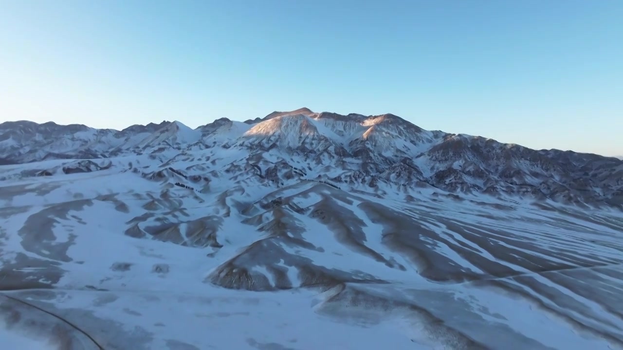 航拍冬季新疆赛里木湖夕阳雪山纹理日照金山视频素材