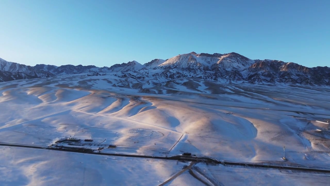 航拍冬季新疆赛里木湖夕阳雪山纹理日照金山视频素材