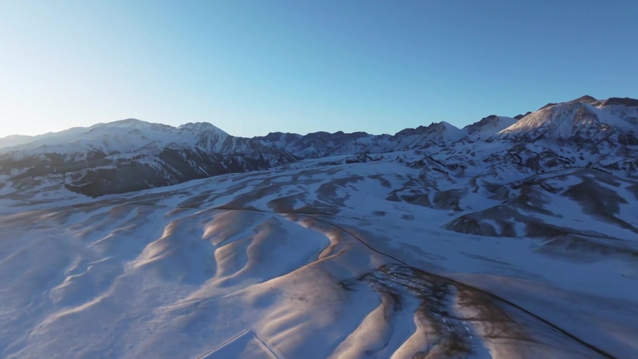 航拍冬季新疆赛里木湖夕阳雪山纹理日照金山视频素材