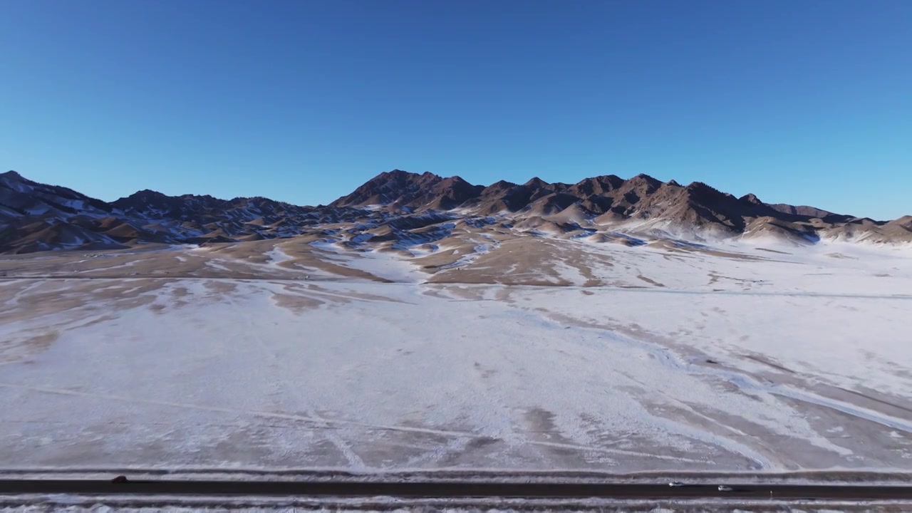 航拍冬季新疆赛里木湖夕阳雪山纹理日照金山视频素材