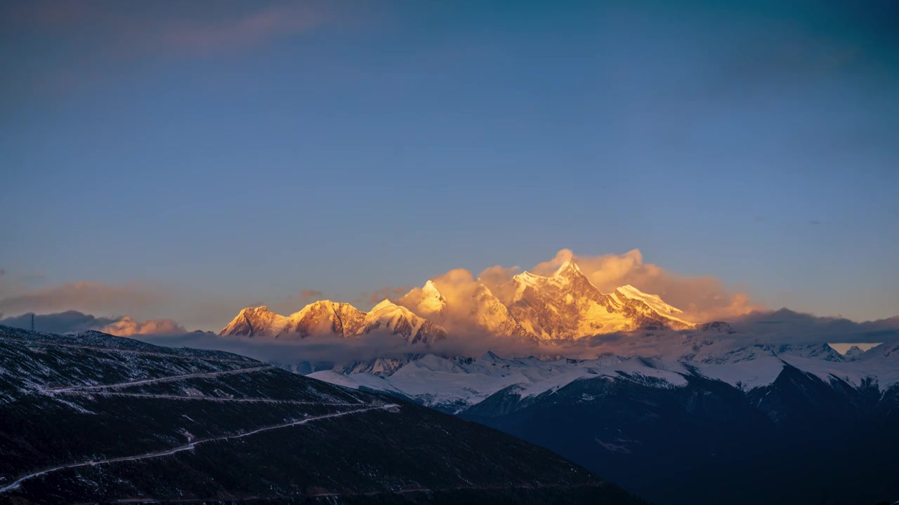 G318国道色季拉山口观南迦巴瓦峰金山视频素材