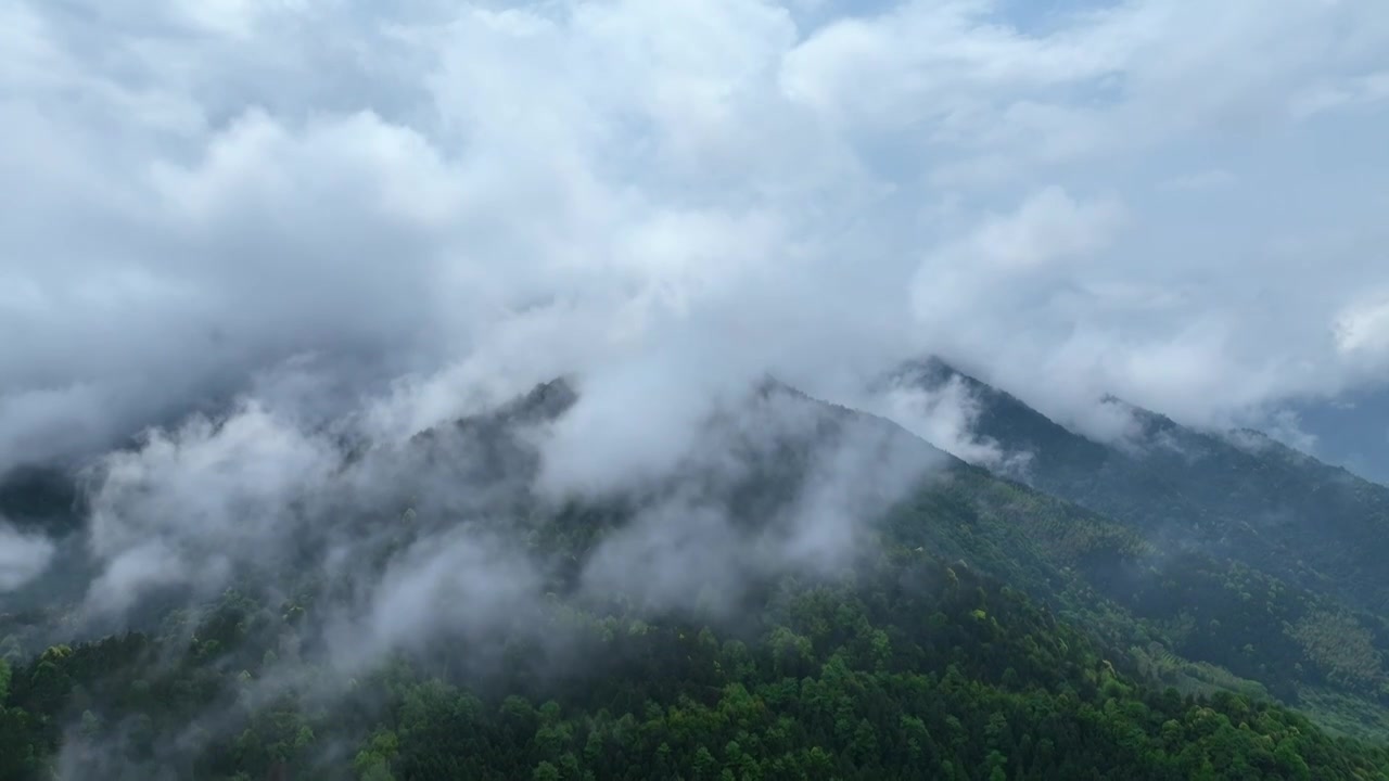 杭州千岛湖：云雾缭绕美景如画视频素材