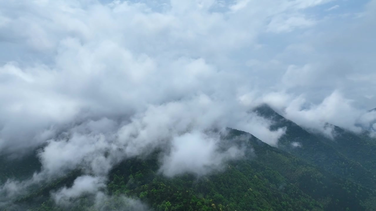 杭州千岛湖：云雾缭绕美景如画视频素材