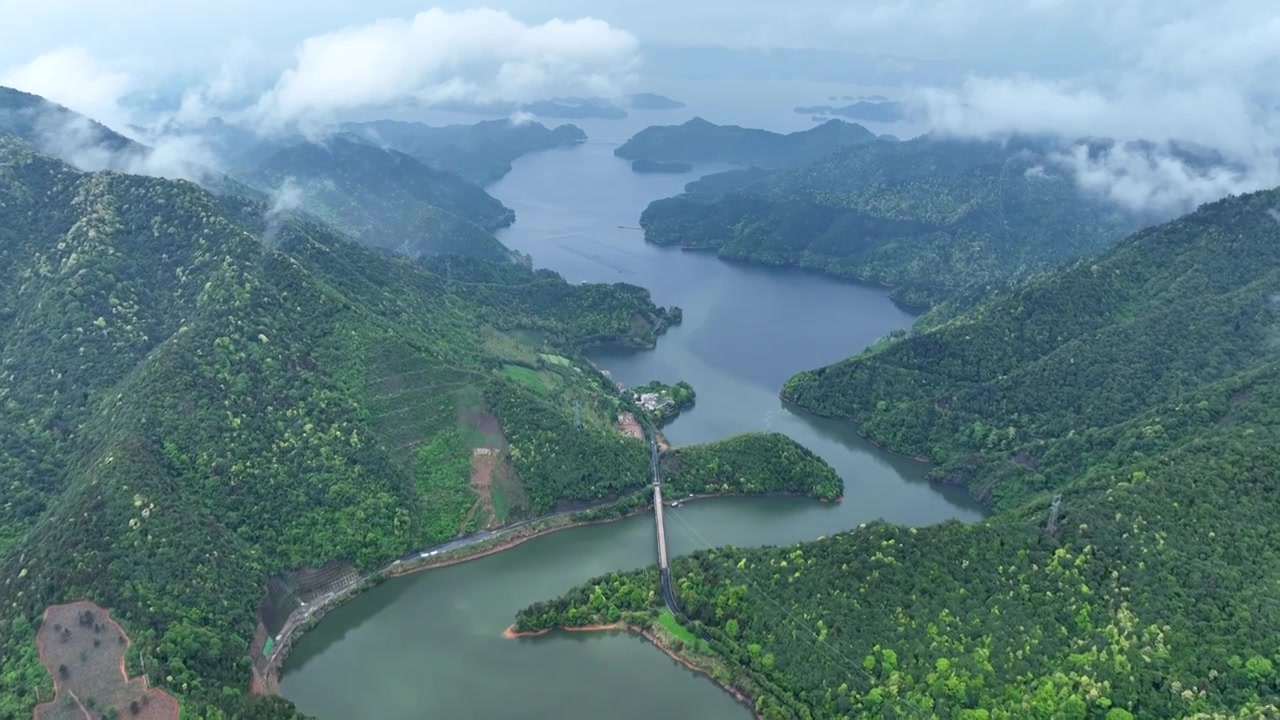 杭州千岛湖：云雾缭绕美景如画视频素材