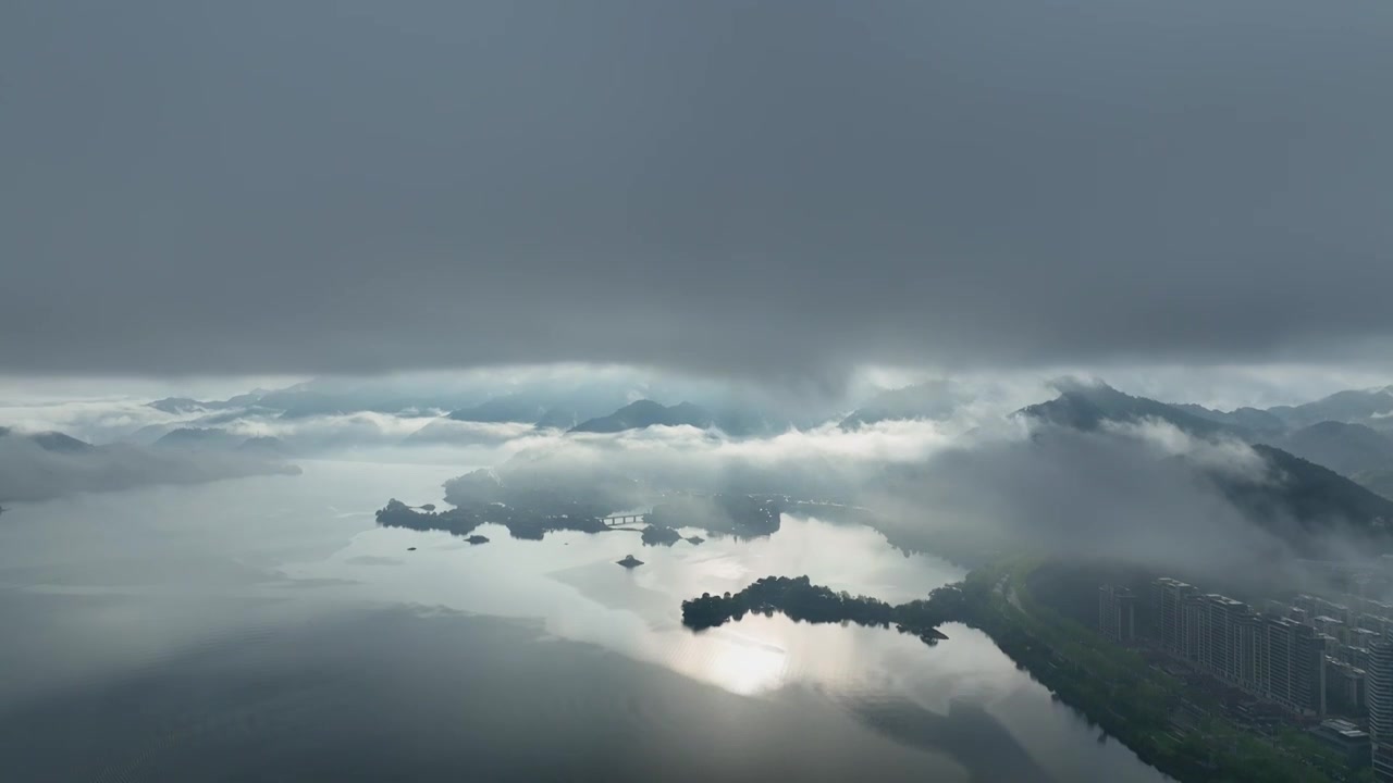 杭州千岛湖：云雾缭绕美景如画视频素材