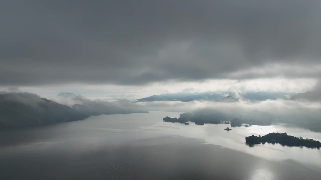 杭州千岛湖：云雾缭绕美景如画视频素材