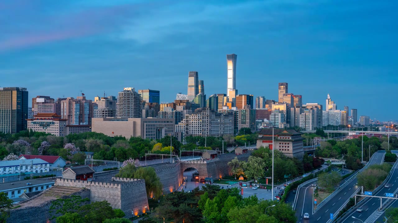 北京晚霞下的明长城和国贸CBD中国尊等摩天大楼城市天际线风景，道路上行驶的汽车日转夜延时（4K延时）视频素材