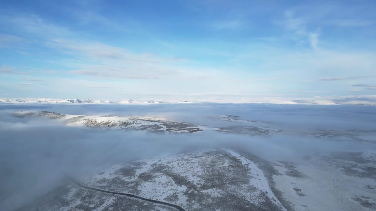 四川甘孜川西高原雪山顶山路云海航拍视频素材