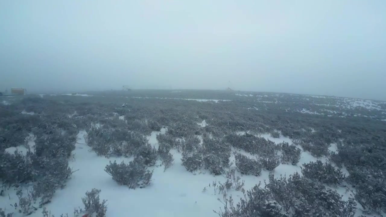 无人机低空拍摄山顶雪地杂树结霜视频素材