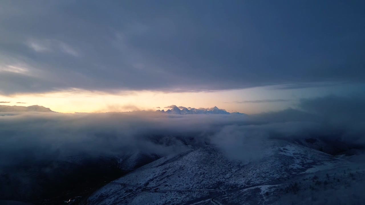 四川甘孜川西高原雪山顶贡嘎雪山云海航拍视频素材