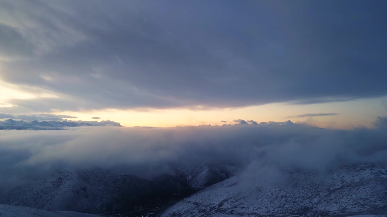 四川甘孜川西高原雪山顶云海航拍视频素材