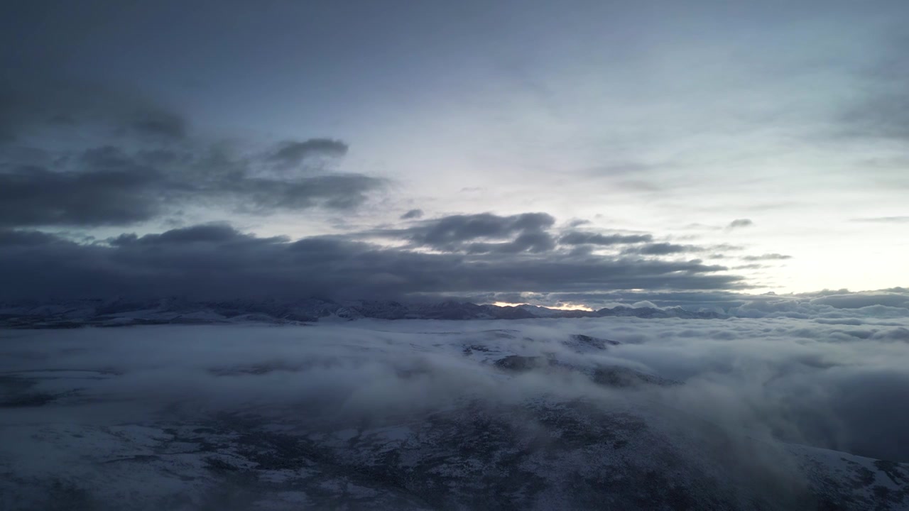 四川甘孜川西高原雪山顶云海日出航拍视频素材