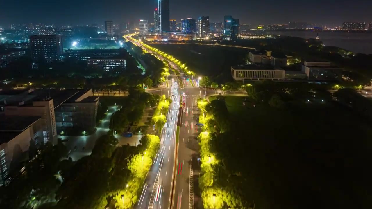 夜晚里的苏州工业园区星湖街与独墅湖大道的城市道路汽车车流航拍延时(合集)视频素材