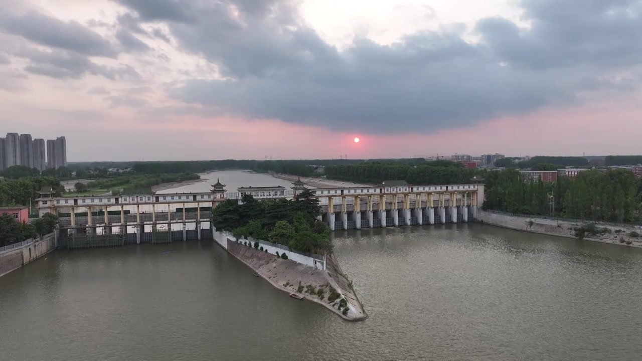 周口沙颍河水坝大闸日落夕阳环绕镜头视频素材