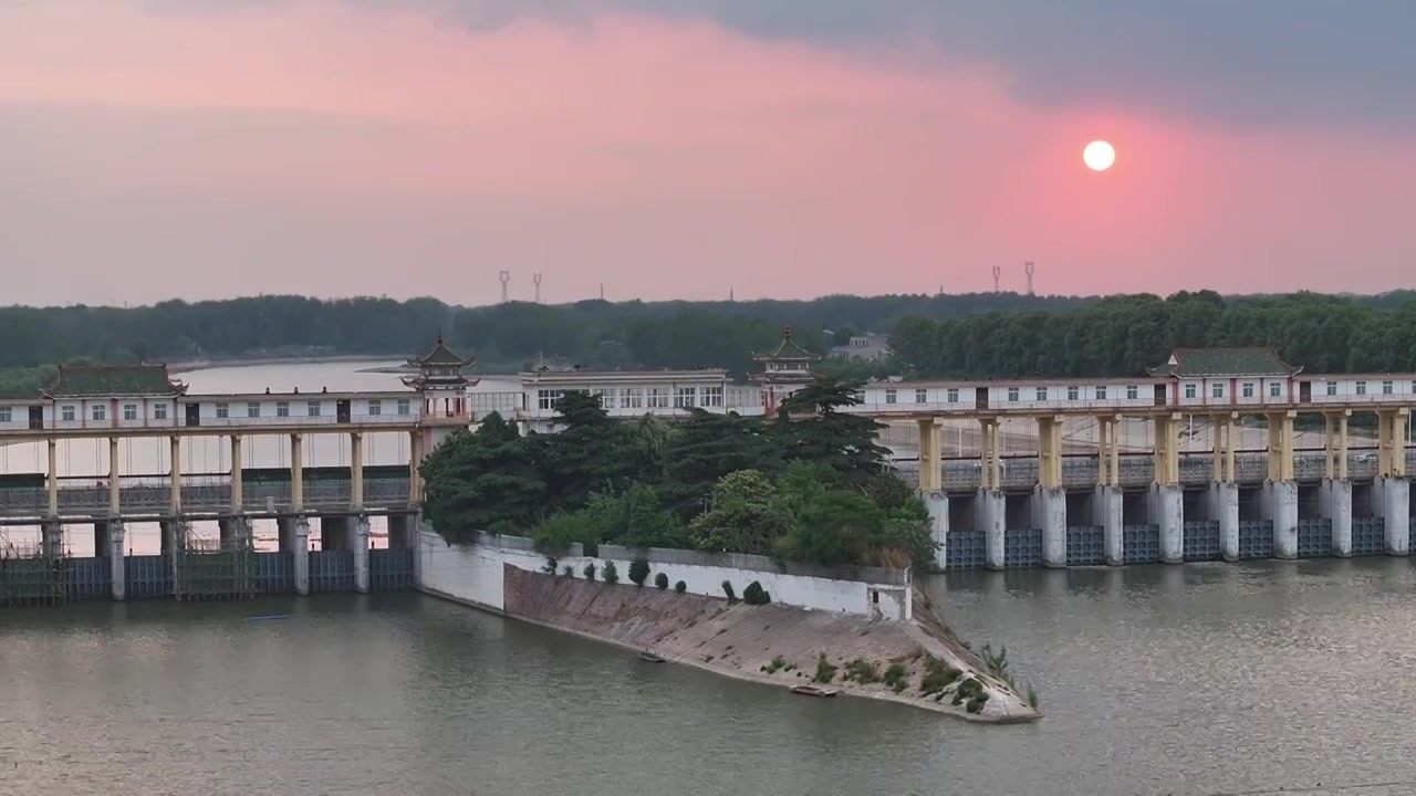 周口沙颍河水坝大闸日落夕阳环绕镜头视频素材