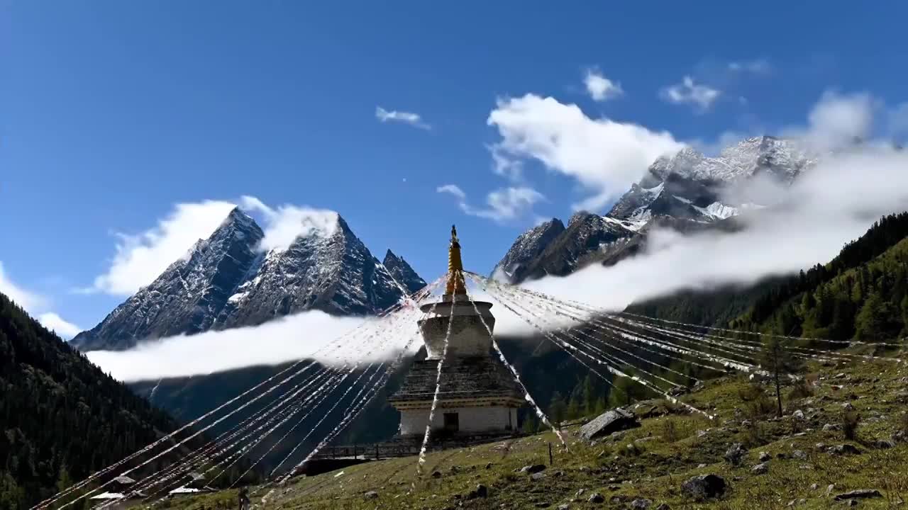 四姑娘山下双沟桥，雪山，云海，湖泊，草甸相互映衬，壮美如画。视频下载