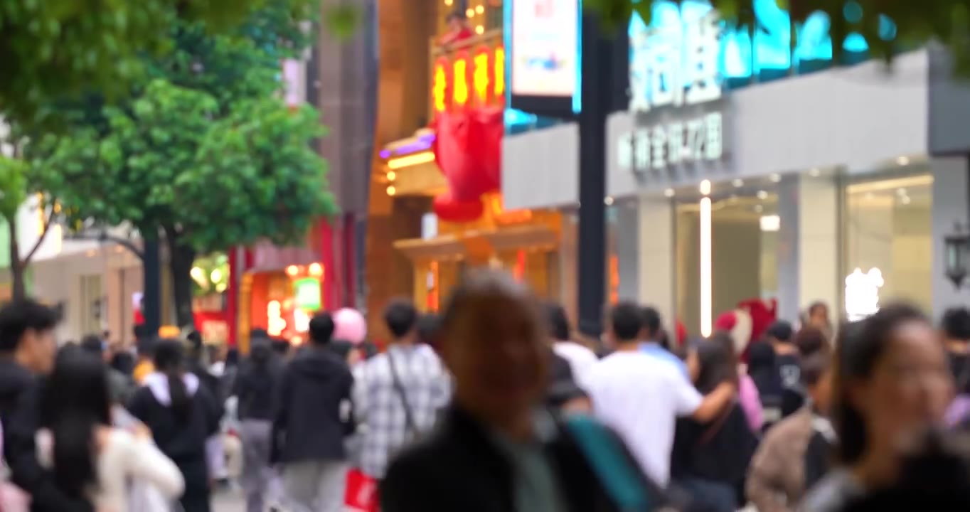 节假日武汉江汉路步行街上拥挤的人群人流量巨大来来往往视频素材