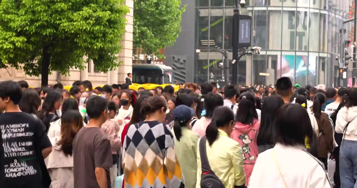 节假日武汉江汉路步行街上拥挤的人群人流量巨大来来往往视频素材