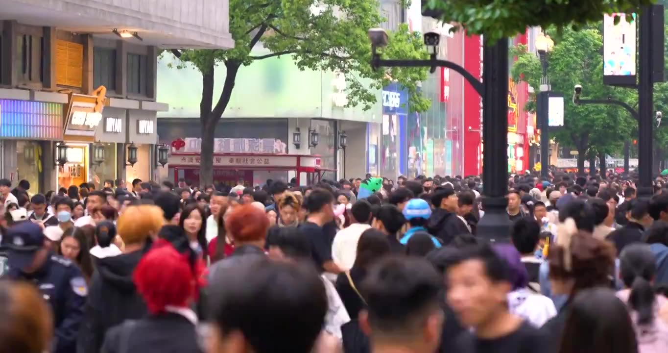 节假日武汉江汉路步行街上拥挤的人群人流量巨大来来往往视频素材