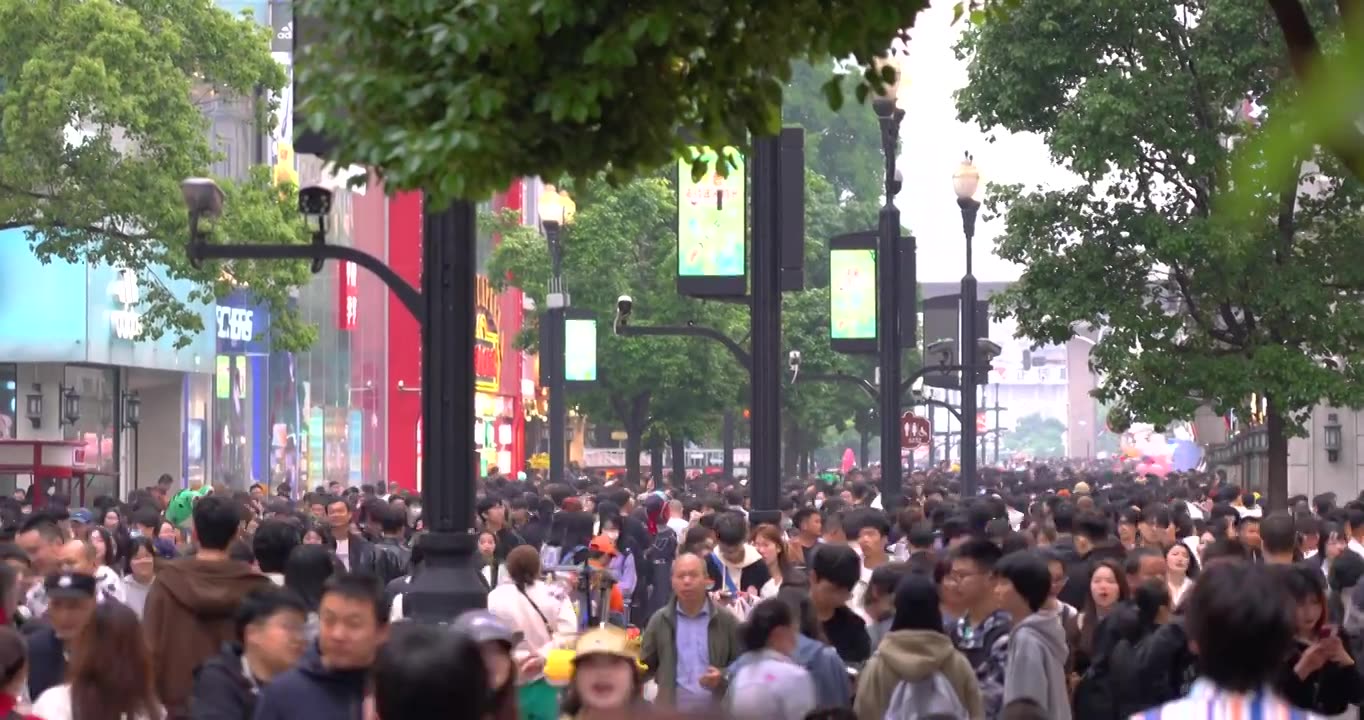 节假日武汉江汉路步行街上拥挤的人群人流量巨大来来往往视频素材