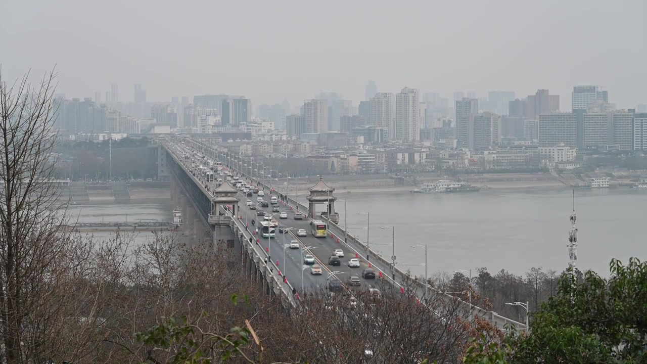 阴天武汉长江大桥上的车流视频素材